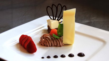 Einblicke in unser Hotel im Stubaital in Fulpmes Ansprechend angerichtetes Dessert mit Erdbeeren, Schokoladenmousse und Schokolade