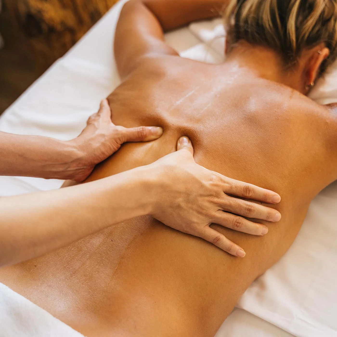 Inclusive services | Hotel Alphof in Fulpmes Back massage for a person lying on a treatment table