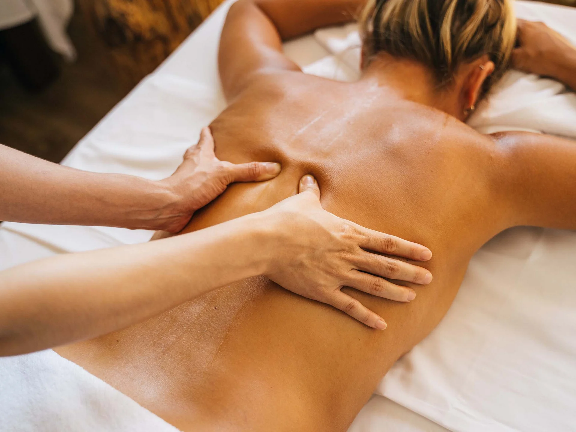 The modern AlpSpa at your spa hotel in Tyrol Back massage for a person lying on a treatment table