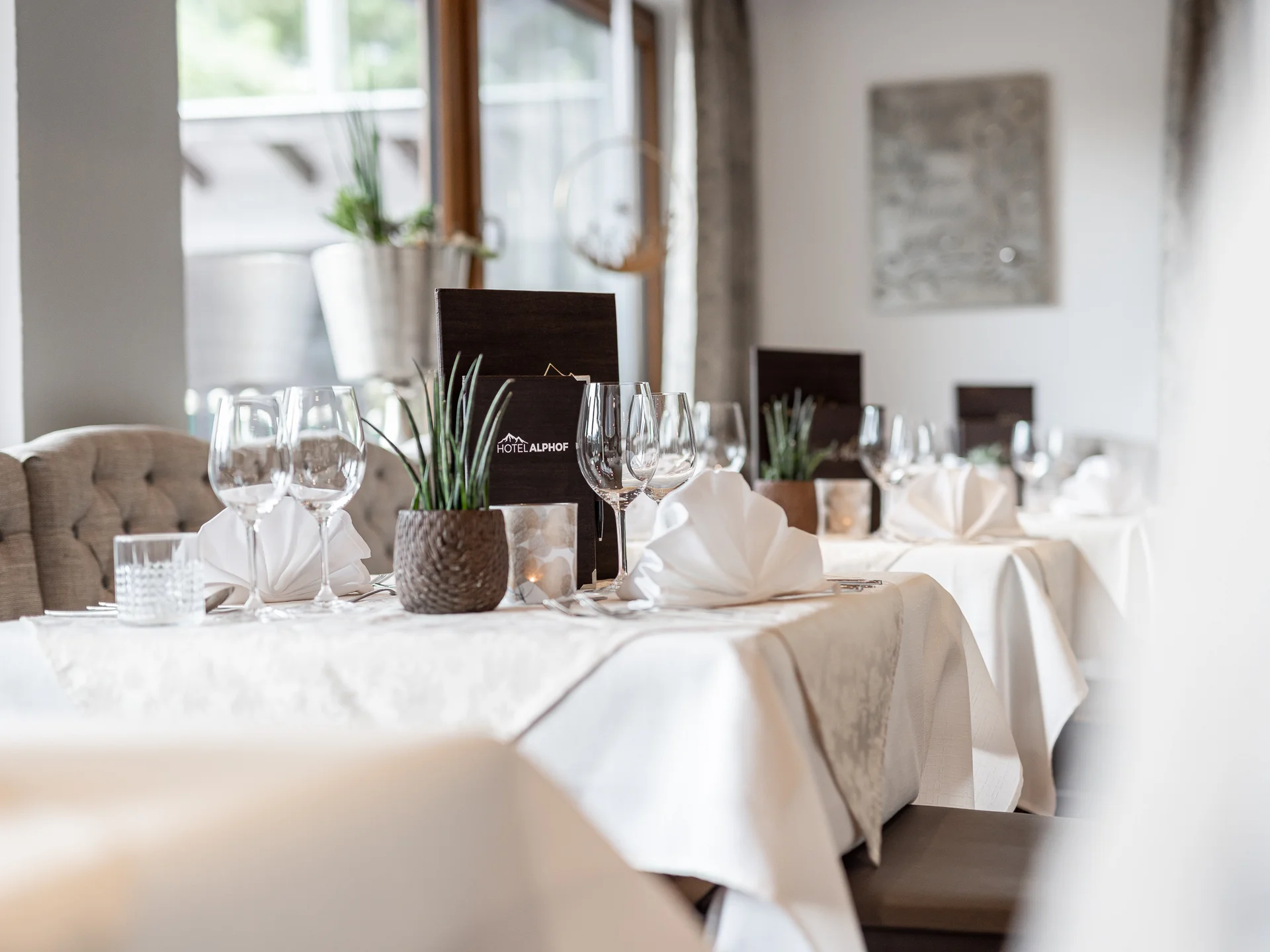 Alphof | genuine indulgence at a gourmet hotel in Tyrol Elegantly set table in a bright restaurant