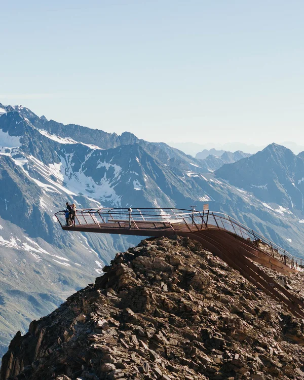 Alphof in Fulpmes, Tyrol | Attractions Viewing platform on a rocky mountain peak with snow-covered Alps