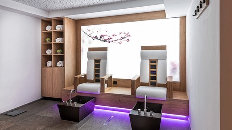 Einblicke in unser Hotel im Stubaital in Fulpmes Moderner Spa-Bereich mit zwei Pediküre-Stühlen und Fußbecken
