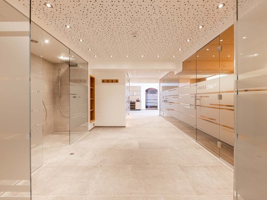 Unser Wellnesshotel im Stubaital Moderner Wellnessbereich mit Glastüren zu Sauna und Duschen