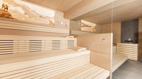 Einblicke in unser Hotel im Stubaital in Fulpmes Moderne finnische Sauna mit Holzverkleidung und Panorama-Bergbild