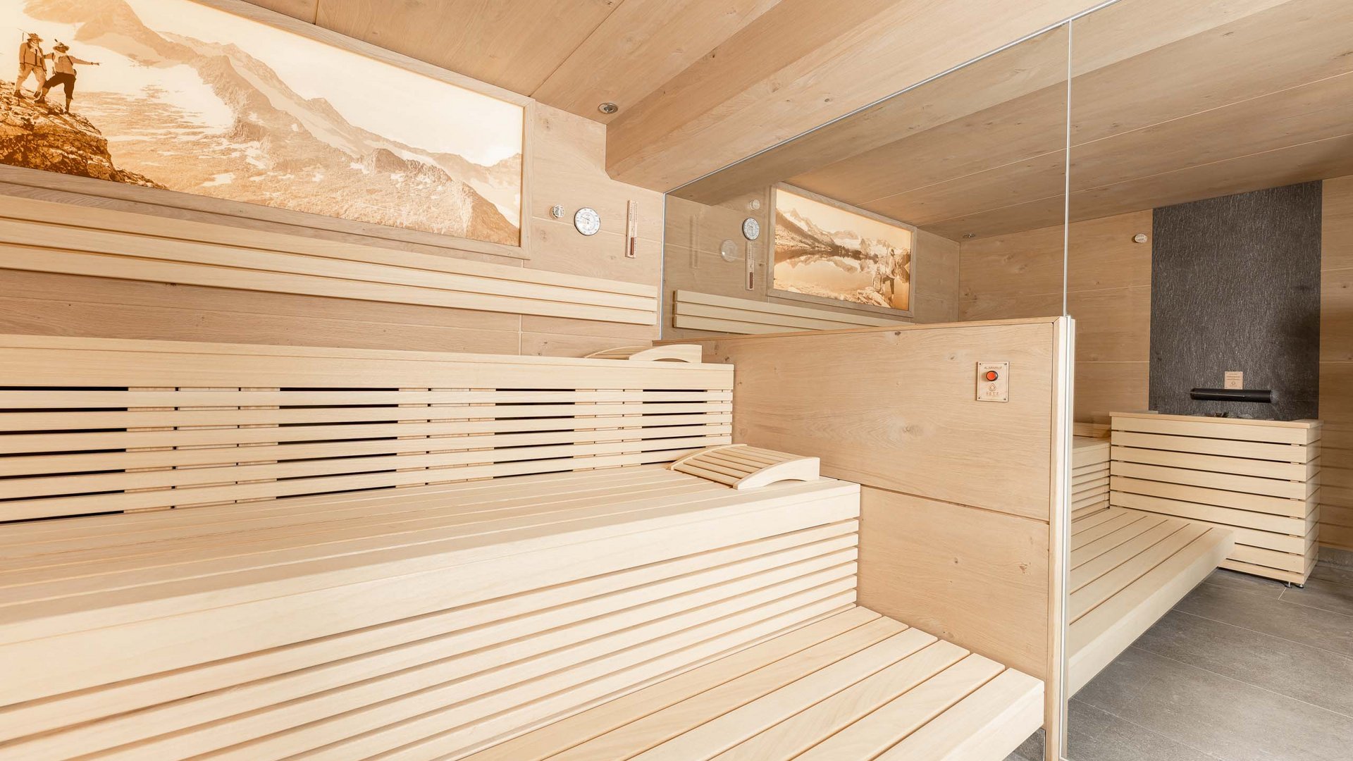 Unser Wellnesshotel im Stubaital Moderne finnische Sauna mit Holzverkleidung und Panorama-Bergbild