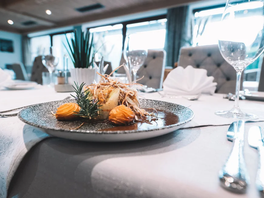 Alphof | genuine indulgence at a gourmet hotel in Tyrol Set restaurant table with an artfully arranged gourmet dish