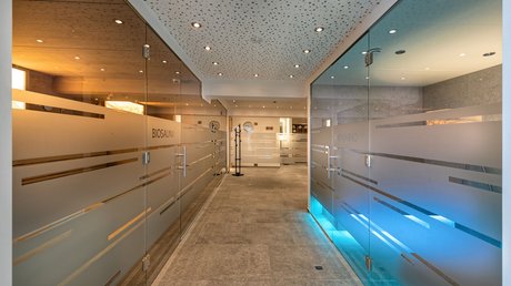 Einblicke in unser Hotel im Stubaital in Fulpmes Moderner Wellnessbereich mit Bio-Sauna und Aromabad hinter Glaswänden