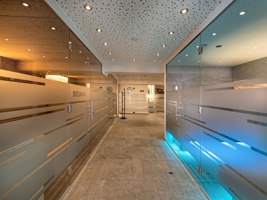 Ein feines Wellnesshotel in Fulpmes Moderner Wellnessbereich mit Bio-Sauna und Aromabad hinter Glaswänden