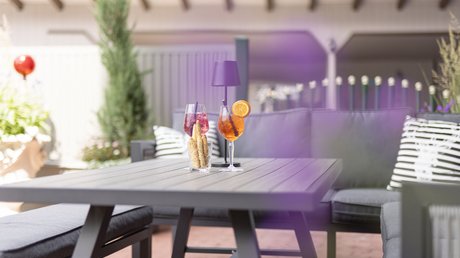 Einblicke in unser Hotel im Stubaital in Fulpmes Getränke und Snacks auf grauem Gartentisch mit Sitzgelegenheiten im Hintergrund