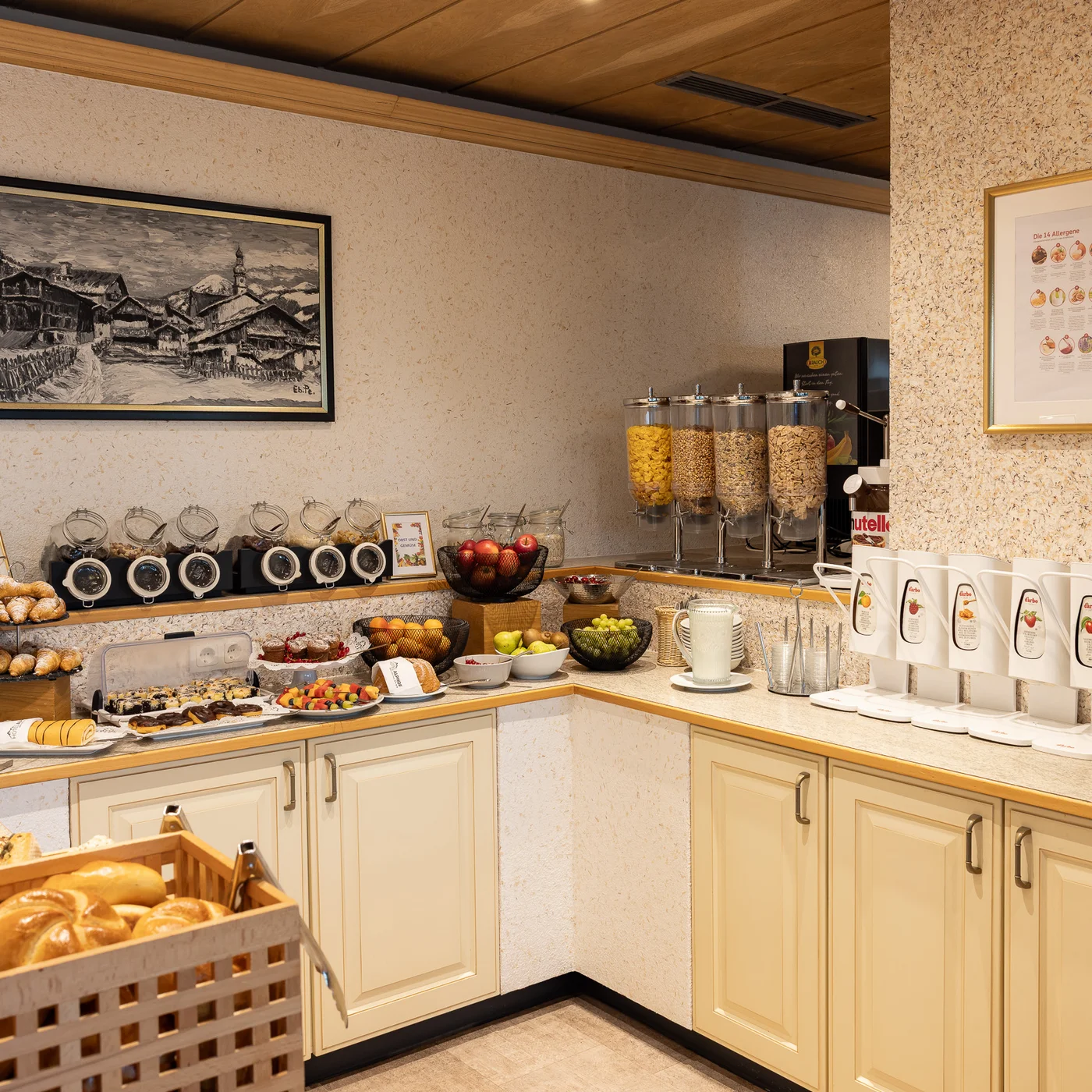 Inclusive services | Hotel Alphof in Fulpmes Breakfast buffet with bread, fruit, cereal and drink dispensers