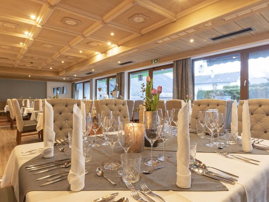 Romantik in den Bergen Elegantes Restaurant mit gedeckten Tischen und Blumendekoration