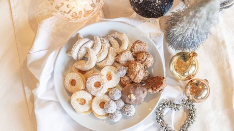 Einblicke in unser Hotel im Stubaital in Fulpmes Weihnachtsplätzchen auf einem Teller mit saisonaler Dekoration