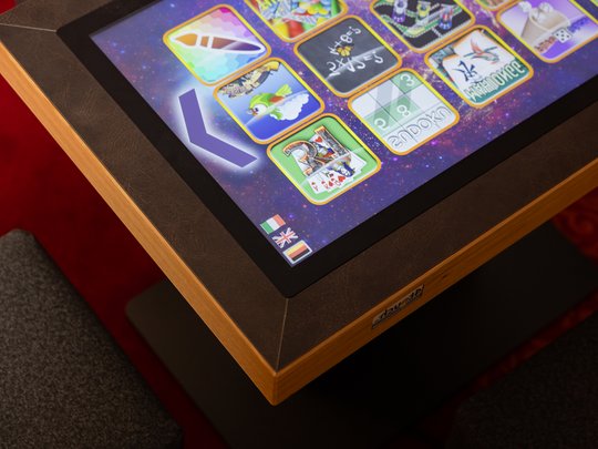 Mein Hotel in Fulpmes im Stubaital Tisch mit integriertem Touchscreen und verschiedenen Spiel-Apps auf dem Display