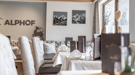 Einblicke in unser Hotel im Stubaital in Fulpmes Elegantes Restaurant mit gedeckten Tischen und alpiner Dekoration