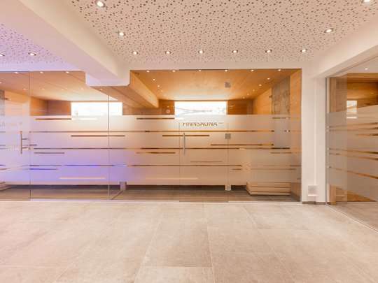 Unser Wellnesshotel im Stubaital Moderner Saunabereich mit Biosauna und Finnsauna hinter Glaswänden