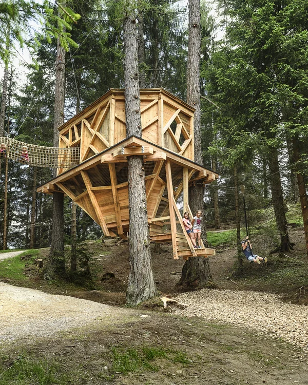 Alphof in Fulpmes, Tyrol | Attractions Treehouse with suspension bridge and climbing course in the forest