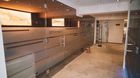 Einblicke in unser Hotel im Stubaital in Fulpmes Heller Saunabereich mit Glaswänden und Biosauna-Beschriftung