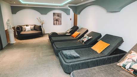Einblicke in unser Hotel im Stubaital in Fulpmes Ruheraum mit Liegen und Sofa in modernem, stilvollem Design