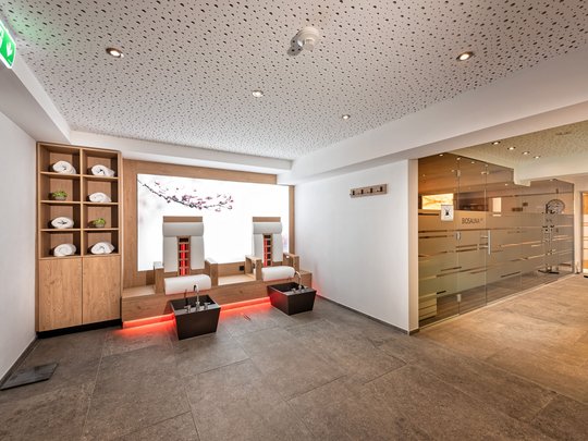 Ein feines Wellnesshotel in Fulpmes Moderner Wellnessbereich mit Pedikürestühlen und Glasabteilungen für Sauna
