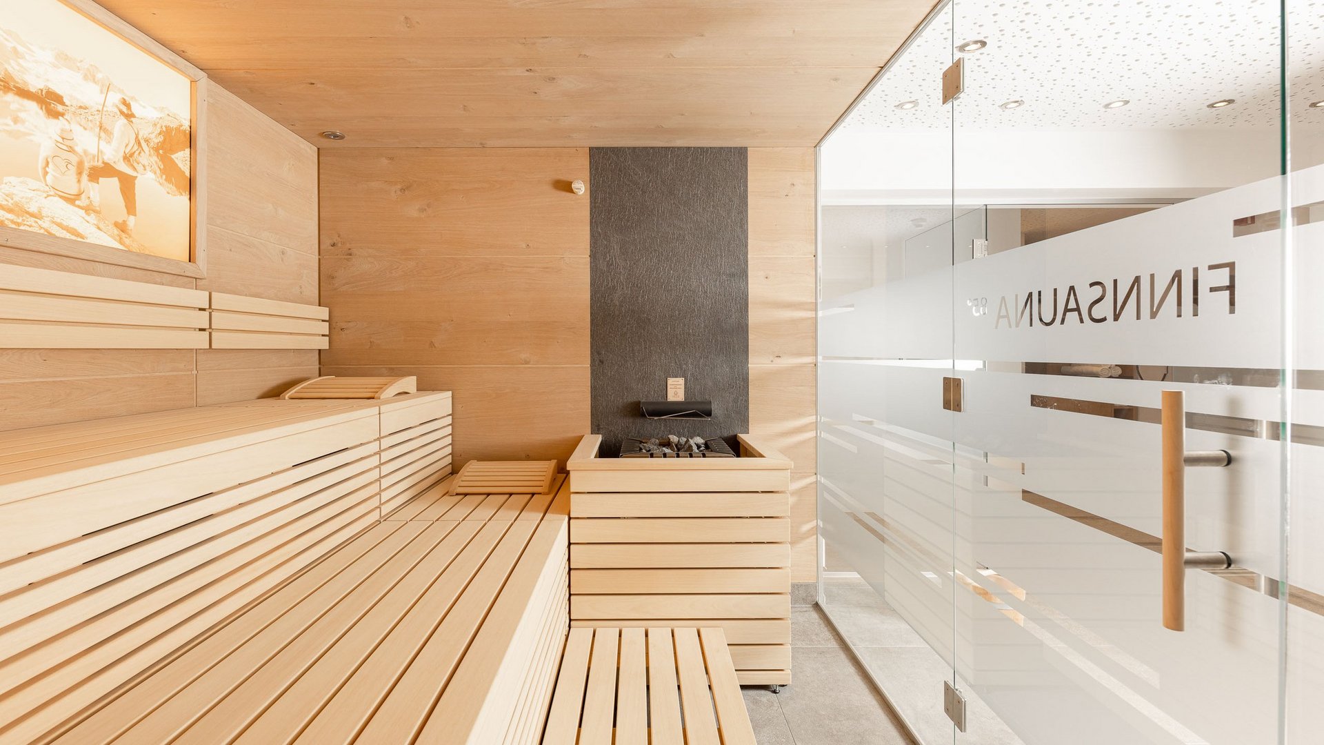 Moderner finnischer Sauna-Raum mit Holzverkleidung und glastür