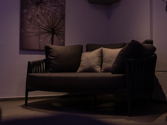 Ein feines Wellnesshotel in Fulpmes Dunkle Couch mit Kissen in einem gedämpft beleuchteten Raum