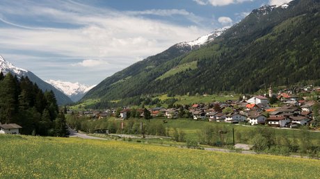 Einblicke in unser Hotel im Stubaital in Fulpmes Dorf in einem grünen Tal mit Bergen und Schneespitzen im Hintergrund