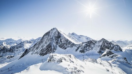 Einblicke in unser Hotel im Stubaital in Fulpmes Schneebedeckte Berge bei klarem Himmel mit strahlender Sonne