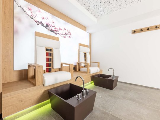 Unser Wellnesshotel im Stubaital Moderne Pediküre-Ecke mit zwei bequemen Sesseln und Fußbädern in hellem Raum