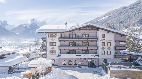 Einblicke in unser Hotel im Stubaital in Fulpmes Hotel Alphot im verschneiten Winter mit Bergen im Hintergrund