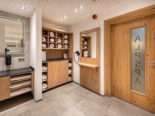 Ein feines Wellnesshotel in Fulpmes Moderner Saunabereich mit Holzmöbeln und handtuchrollen