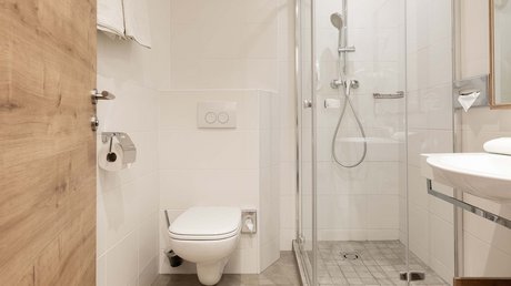 Einblicke in unser Hotel im Stubaital in Fulpmes Moderner Waschraum mit Dusche, Toilette und Waschtisch