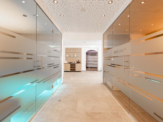 Unser Wellnesshotel im Stubaital Moderner Spa-Gang mit Aromabad und Biosauna mit Glaswänden