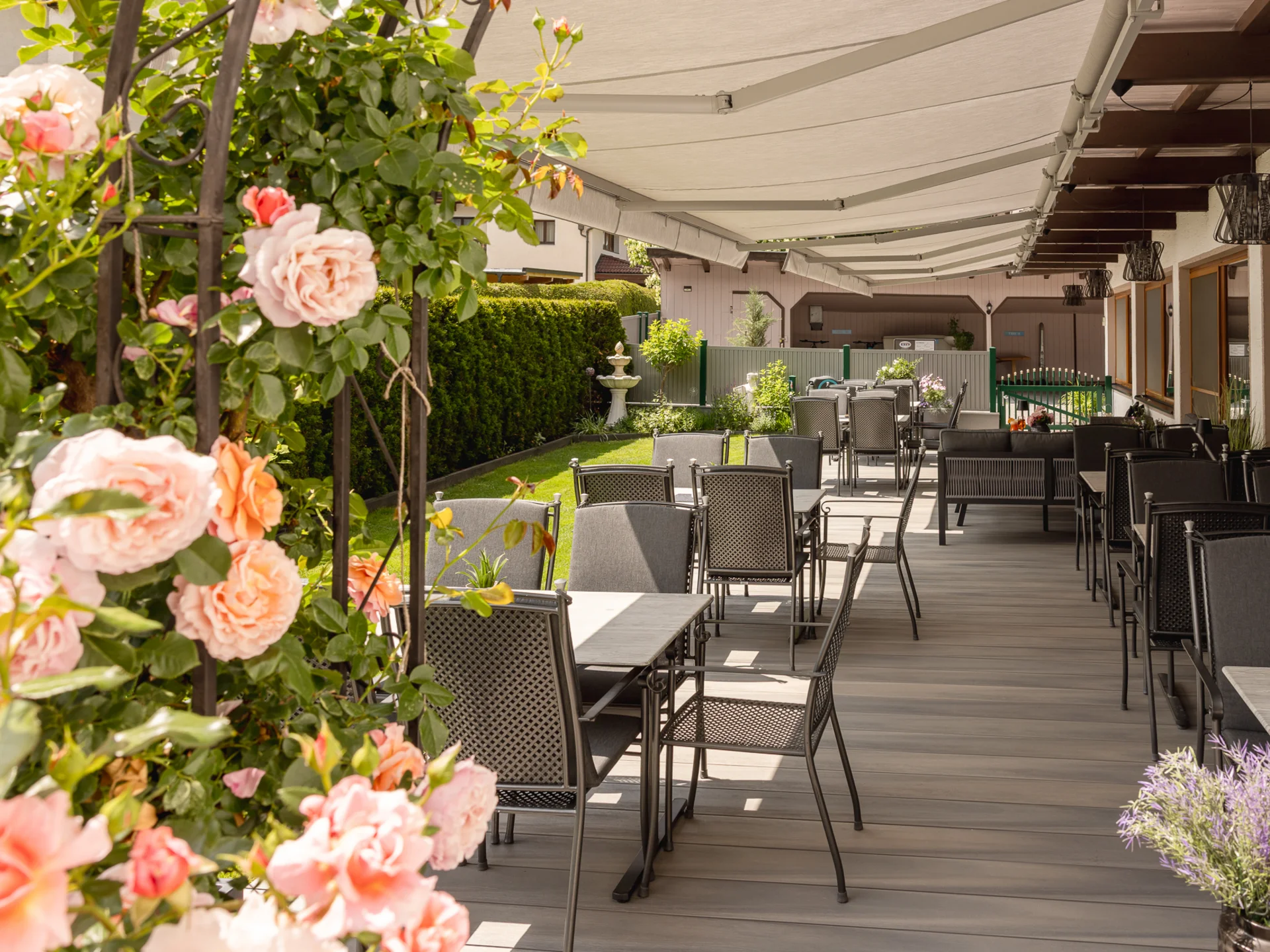 Alphof | genuine indulgence at a gourmet hotel in Tyrol Covered terrace with seating and blooming roses