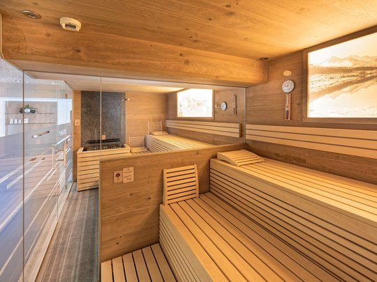 Ein feines Wellnesshotel in Fulpmes Moderne Sauna mit Holzverkleidung und Sitzbänken aus hellem Holz